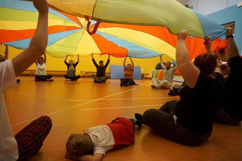 Συναίσθημα, χαρά, άσκηση και γέλιο στο παιδικό γυμναστήριο 